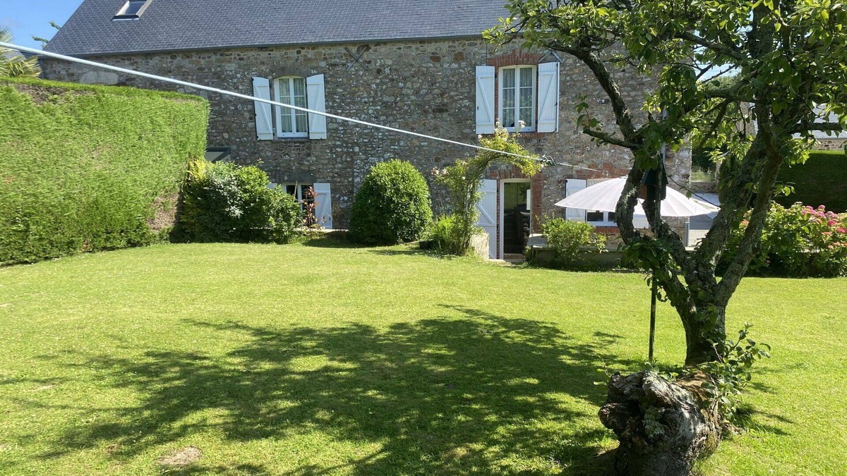 Saint-Maurice-en-Cotentin House | Stunning villa for 6 guests with WIFI, TV, terrace and pets allowed