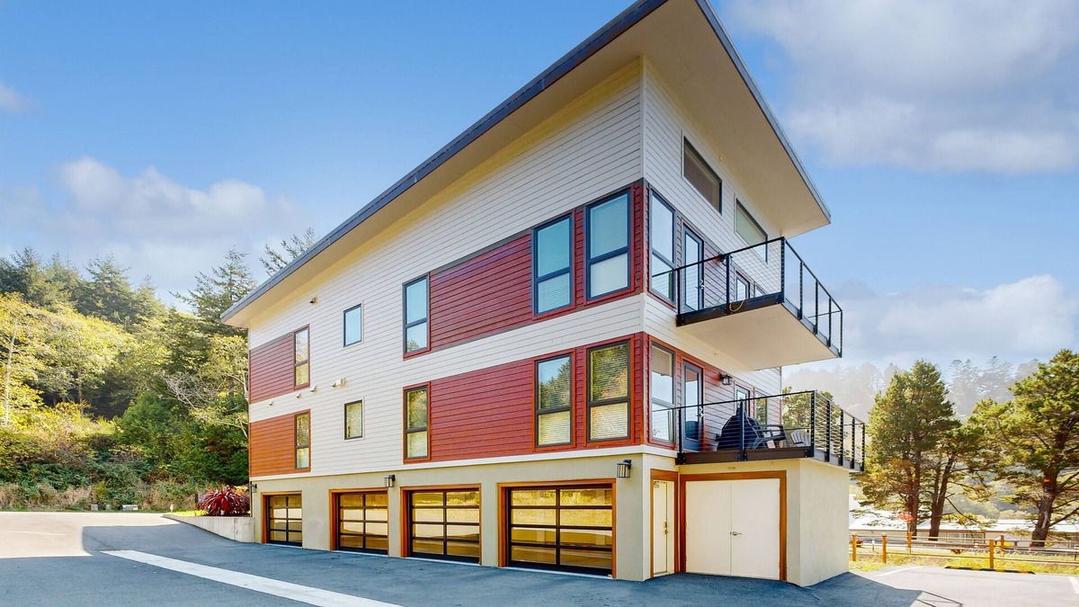 Gold Beach Apartment | Stunner apt with fireplace, grill, partial ocean views & partial AC