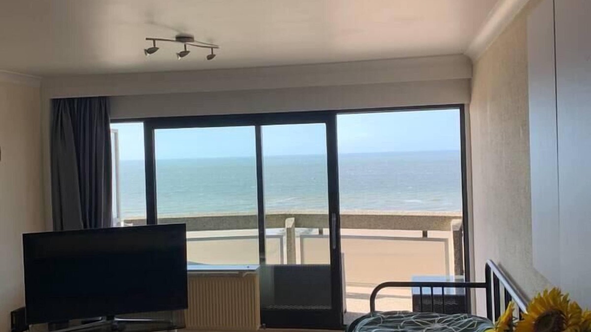 Ostend City Centre Apartment | Stunning 1-Bed Apartment in Oostende beach-view