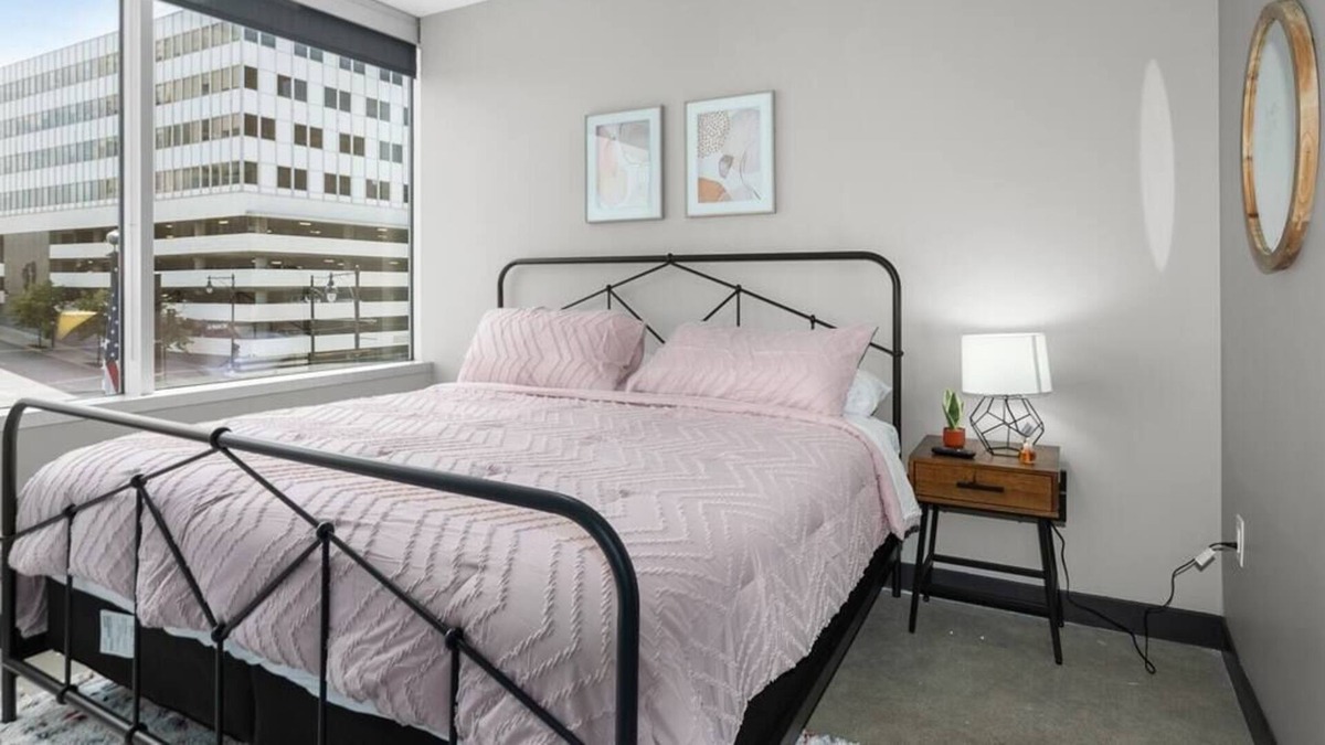 Downtown Kansas City Apartment | Stunning 1 Bedroom KING Downtown KC w/ GYM on Main