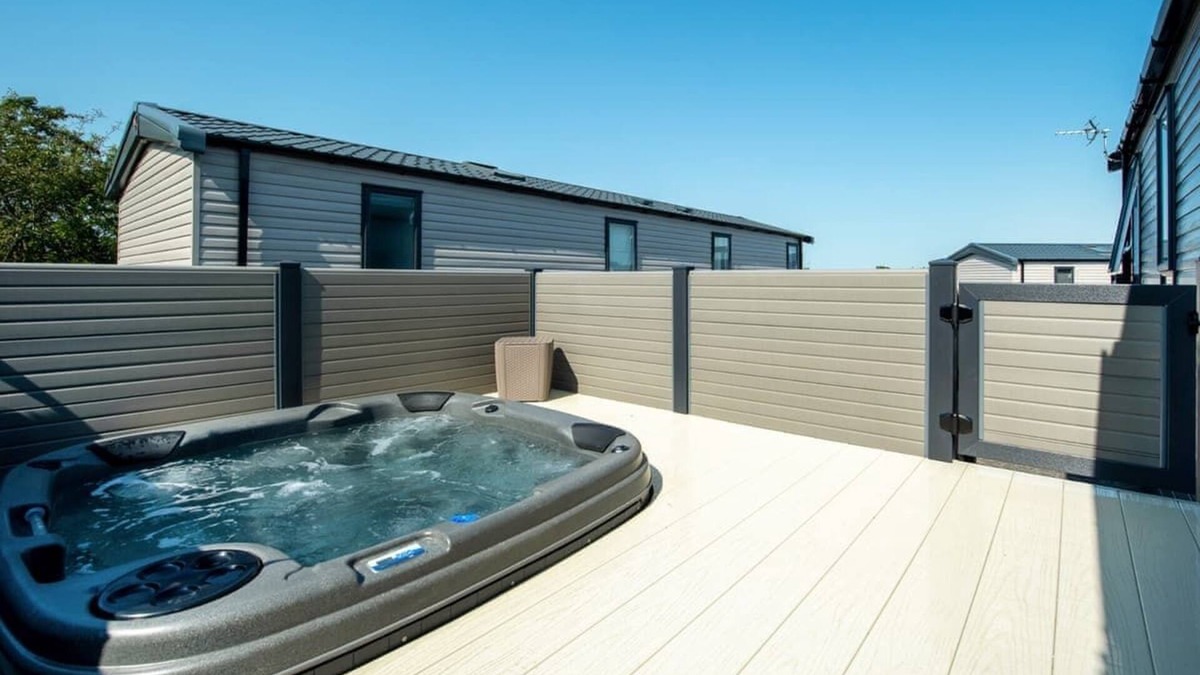Blackford House | Stunning 13ft-wide holiday home with one double with en-suite shower and one twin.