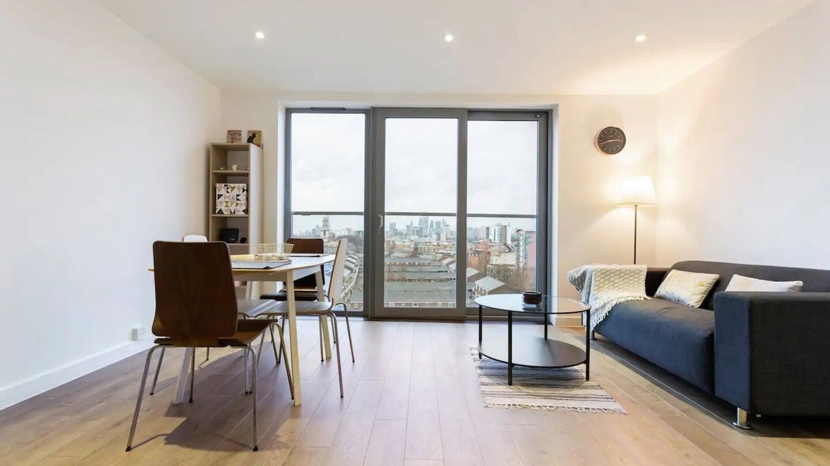 Limehouse Apartment | Stunning 1BD Apt with Balcony, Zone 2 near Canary Wharf
