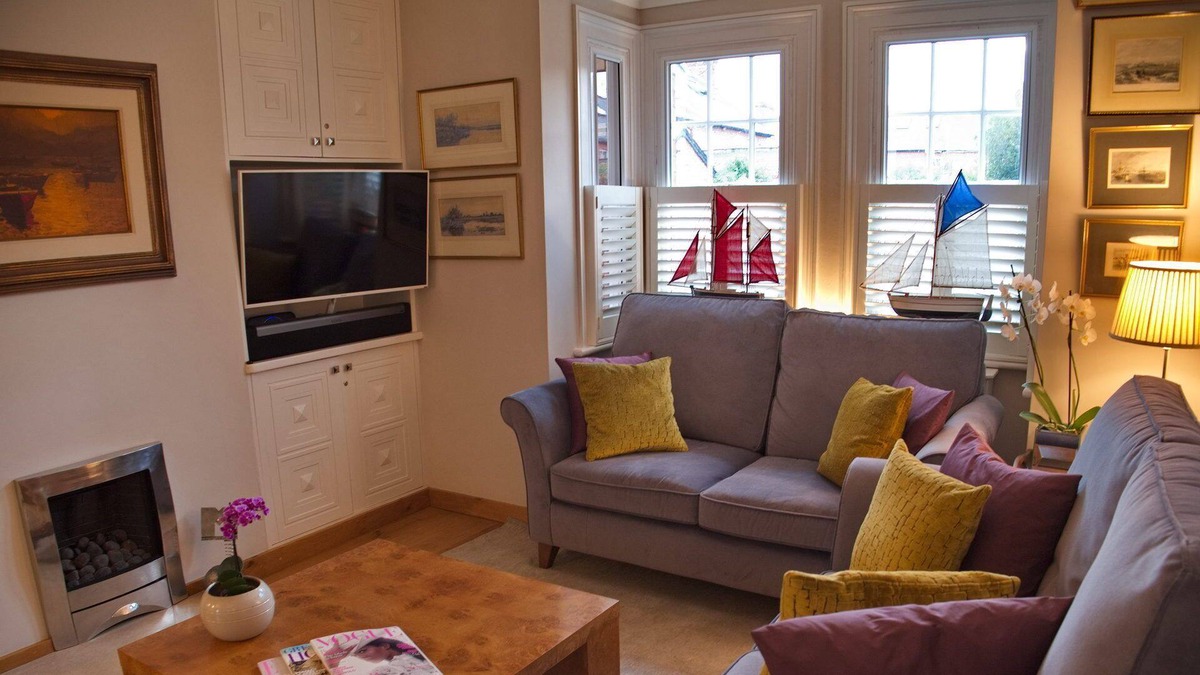 Henley House | Stunning 2 bed house, central location with garden