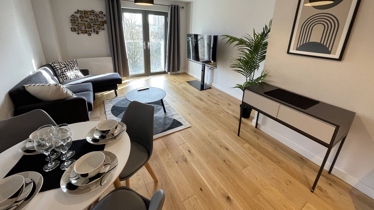 Bristol Floating Harbour Apartment | Stunning 2-Bed Apartment in Bristol with Parking