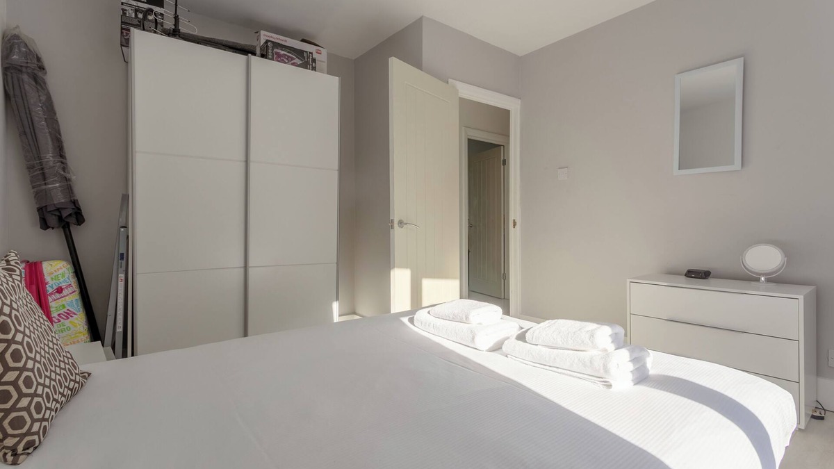Cannon Hill Apartment | Stunning 2-Bed Apartment in Morden