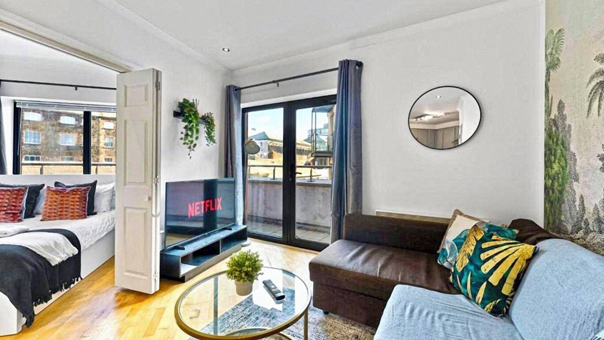 Castle Quarter Apartment | Stunning 2-Bed in Cardiff with Balcony