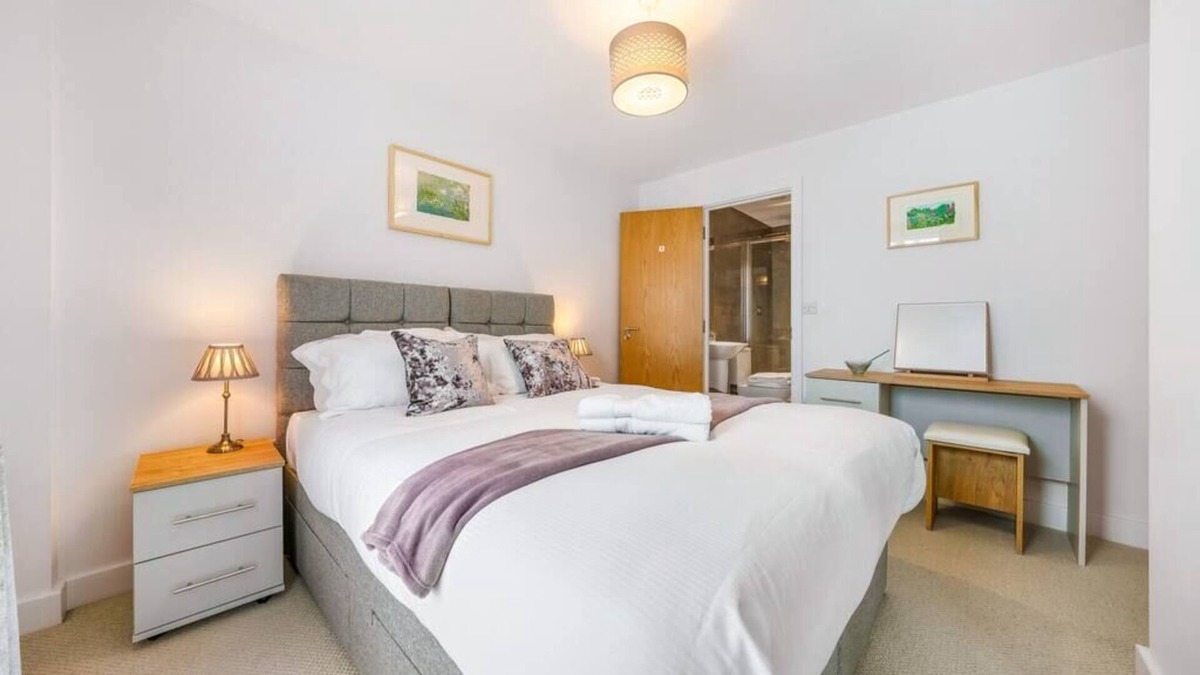 Redhill Apartment | Stunning 2 bedroom 2 bath in Central Redhill