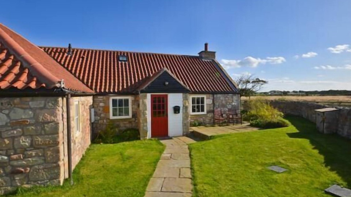 Beadnell Cottage | Stunning 2 bedroom barn conversion near the beach with views of open countryside