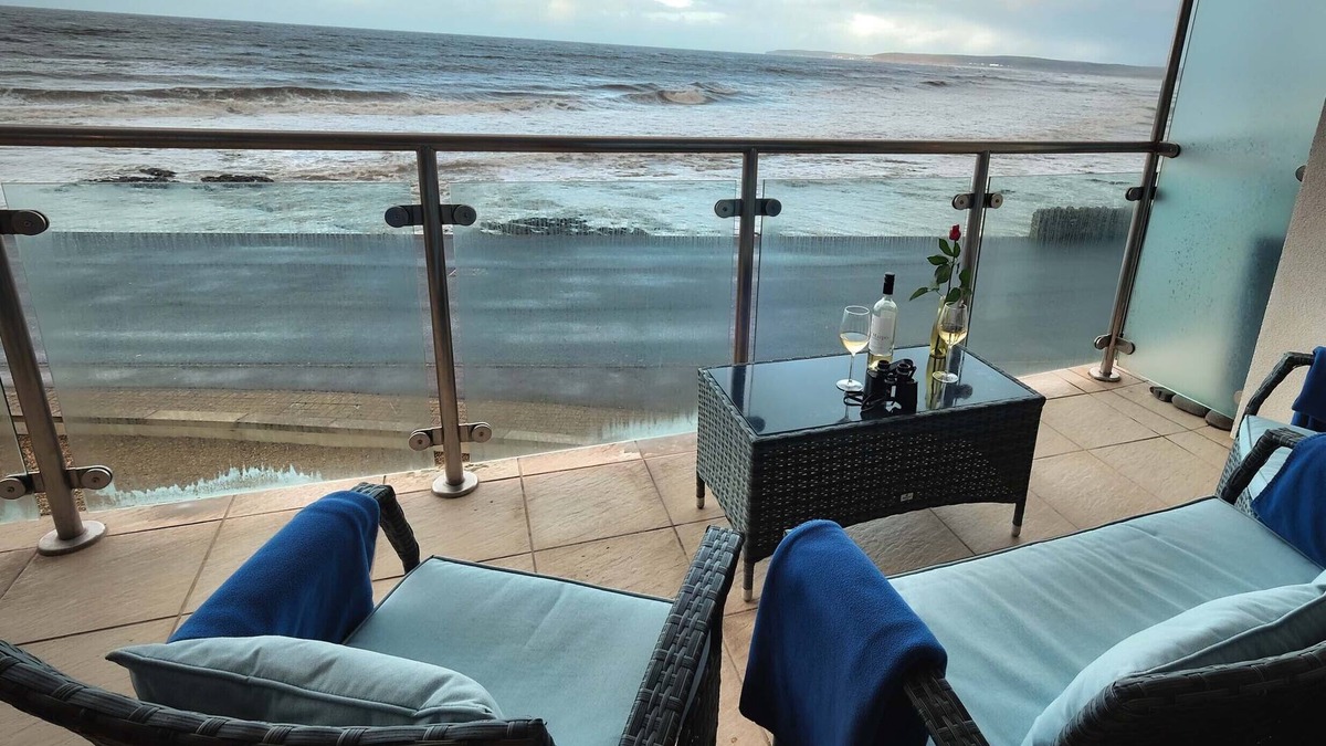 Westleigh Apartment | Stunning 2 bedroom apartment on the sea front