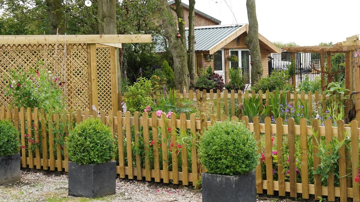 Longton Cabin | Stunning 2-bedroom Log Cabin