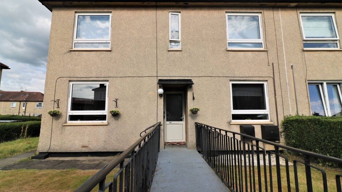 Clydebank House | Stunning 2 Bedroom Maindoor Home With Front & Back Private Garden