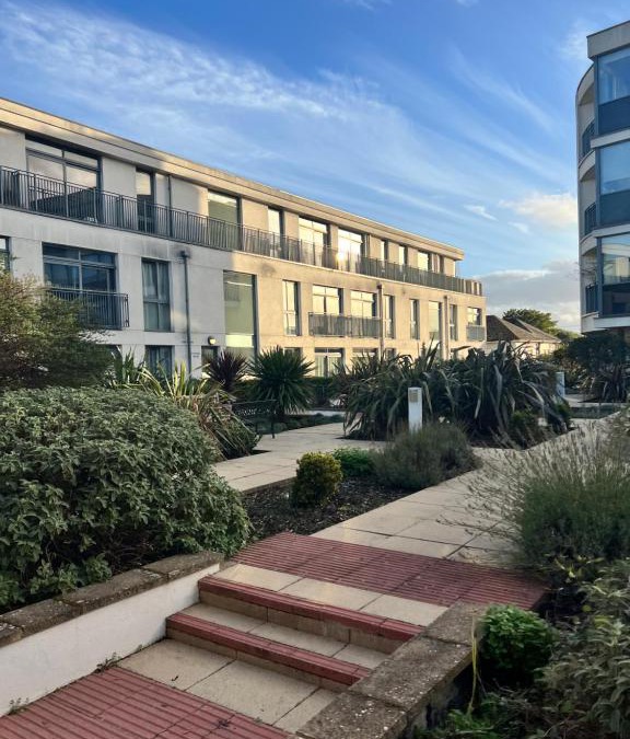 Runnymede Apartment | Stunning 2 bedroom Penthouse - 5min to Thorpe Park