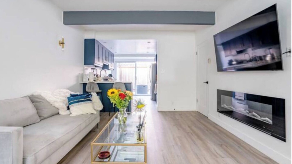 Mar Vista House | Stunning 2 bedroom townhouse w/pool + jacuzzi! 5 mins from beach!