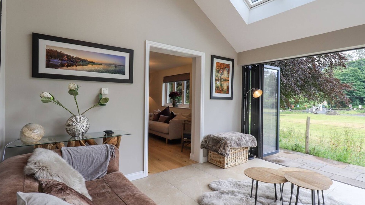 Lakeside House | Stunning - 2 mins Lake Windermere - 4 bedrooms (1 downstairs), 3 bathrooms