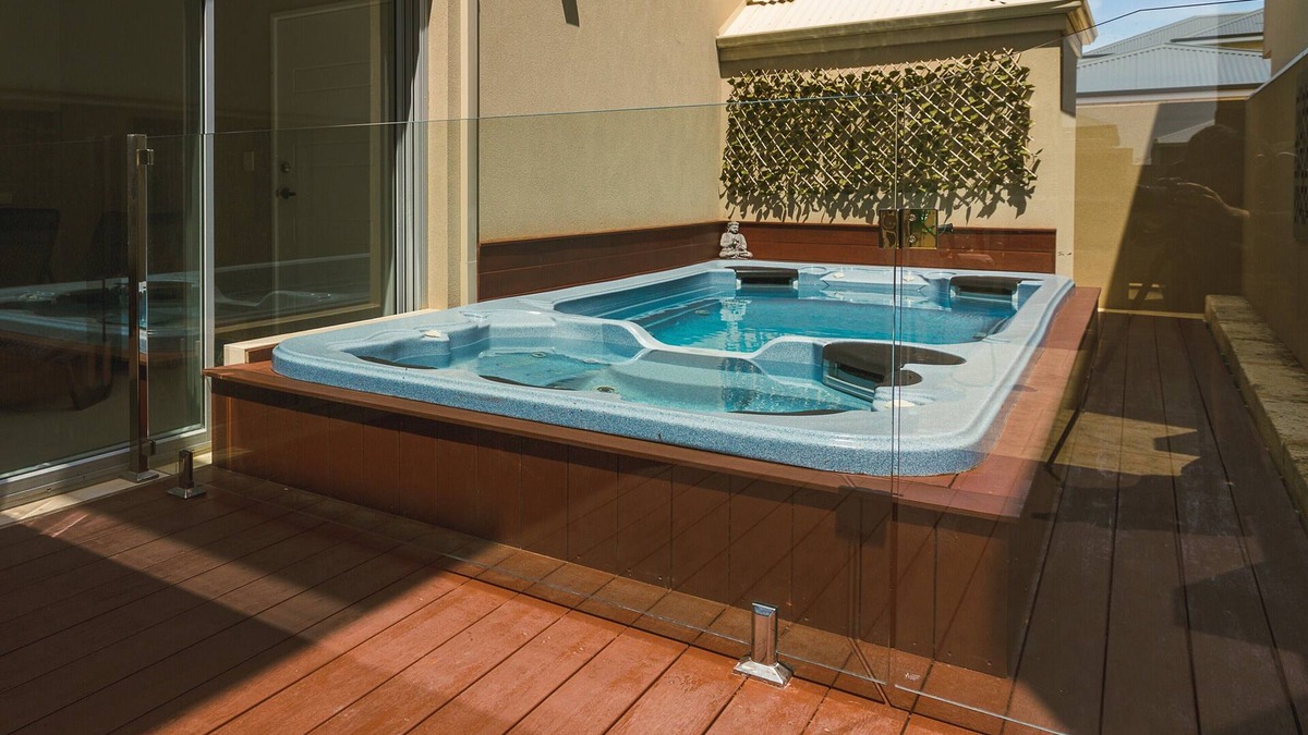 Mindarie House | Stunning 2 storey property meters to Mindarie Marina