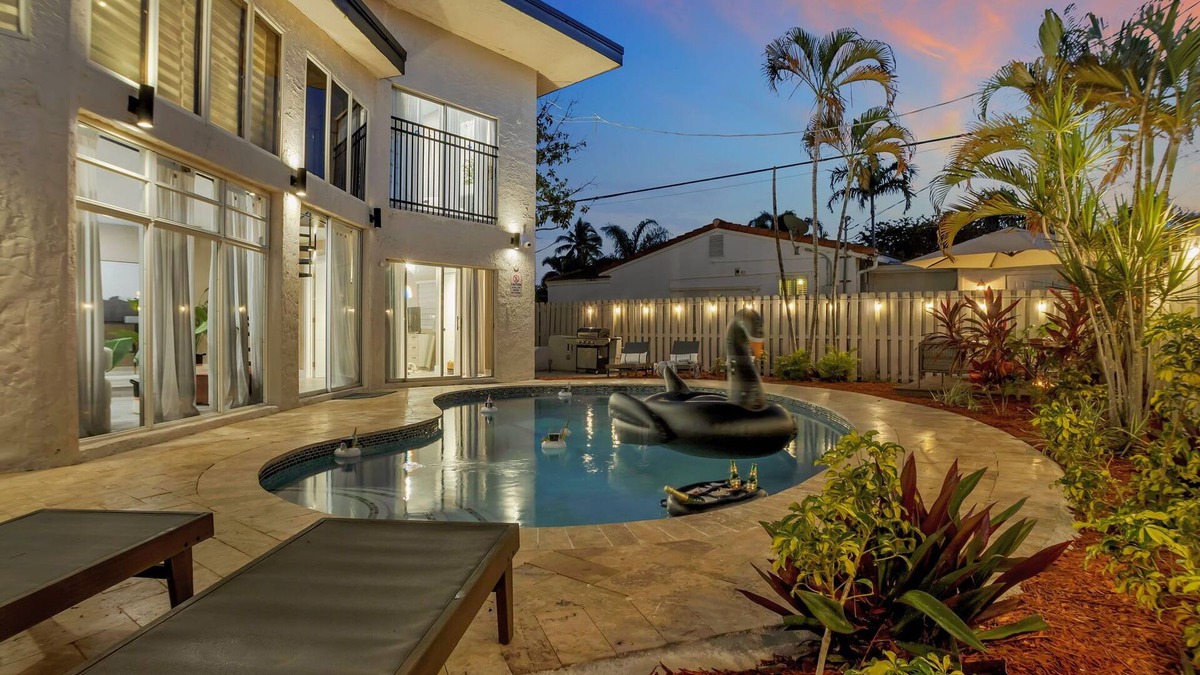 Wilton Manors House | Stunning 2 Story Villa with Pool