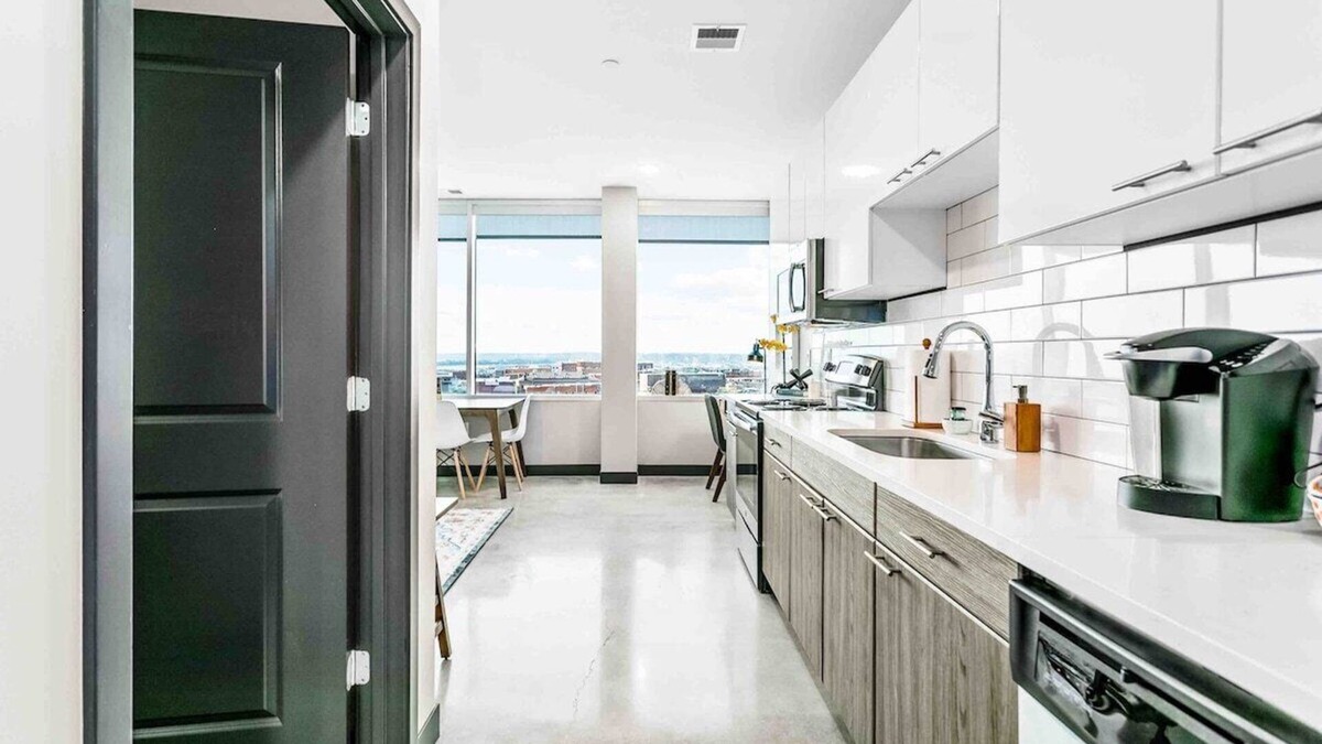 Downtown Kansas City Apartment | Stunning 2BR Downtown Walk to River Market+P&L