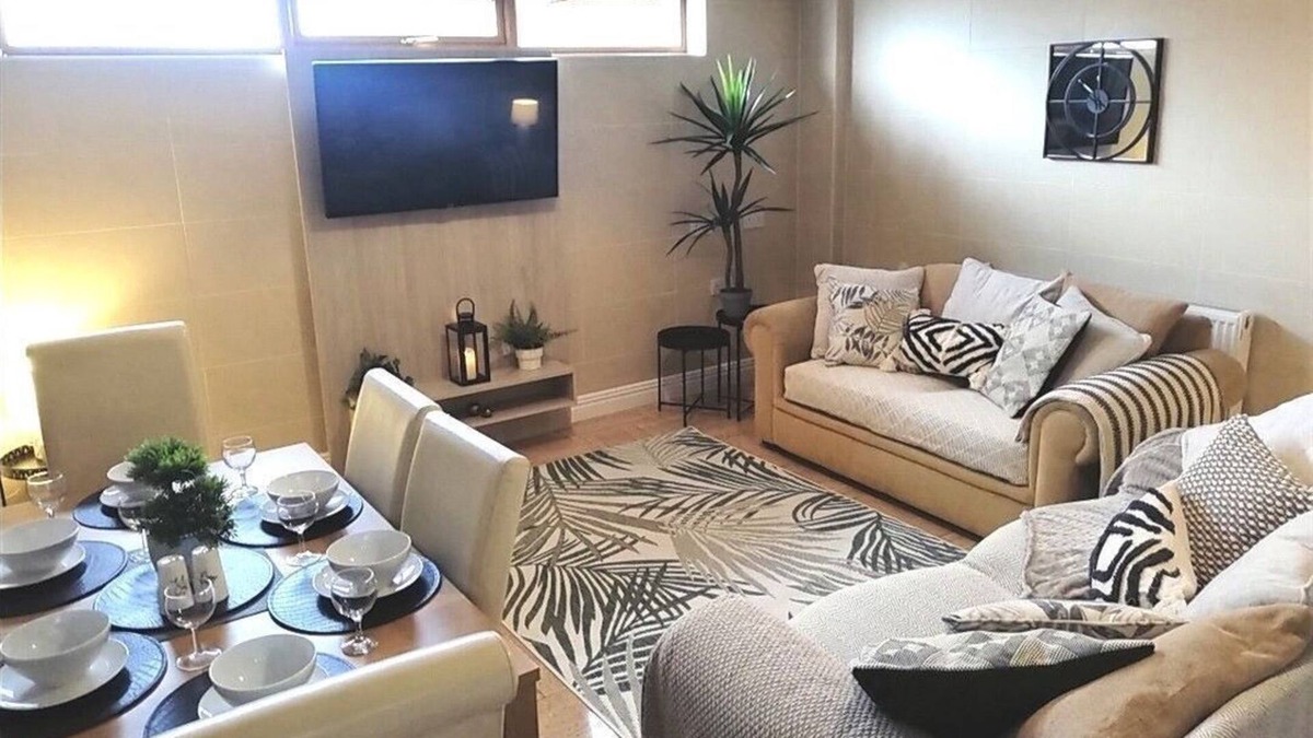 Huyton Apartment | Stunning 3 bed, 2 bath apartment near transport links and local amenities