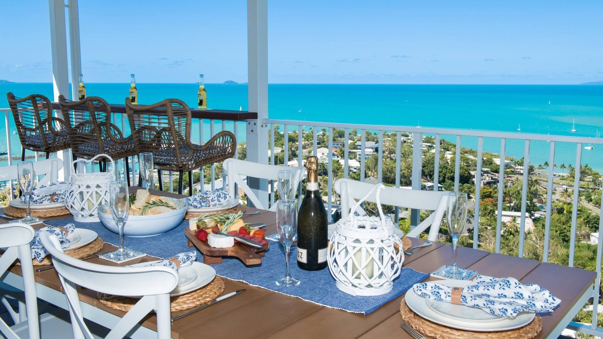 Airlie Beach House | Stunning 3 bedroom House with 180 degree ocean views