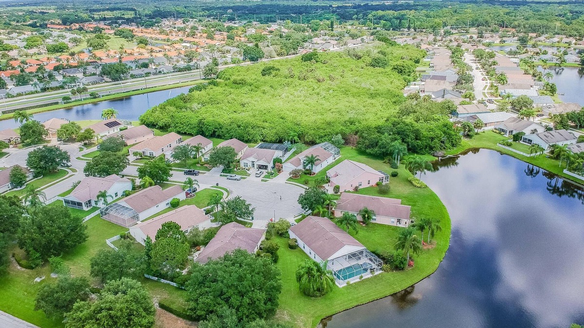 Sabal Harbour Villa | Stunning 3 bedroom pool villa with lake view and spa