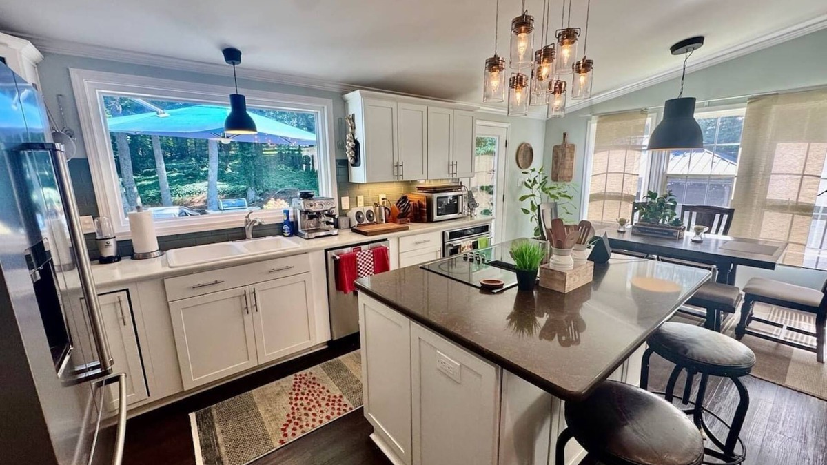 High Point House | Stunning 3 Bedroom Retreat with Inspiring Backyard