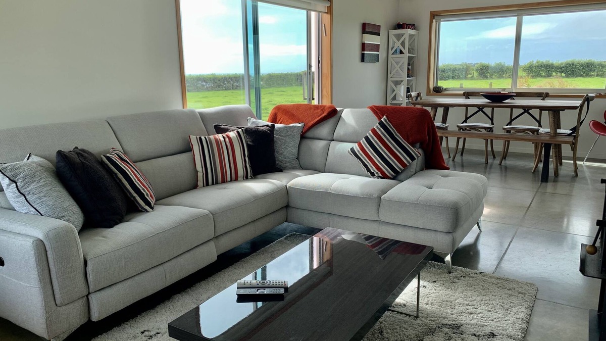 Warea Cottage | Stunning 3 Bedroom Seaside Bach on the Coastline