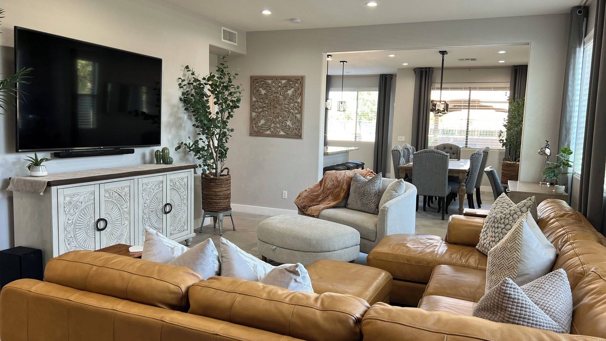 Villago House | Stunning 3 Bedroom Desert Retreat with Pool, Gazebo and Home Gym