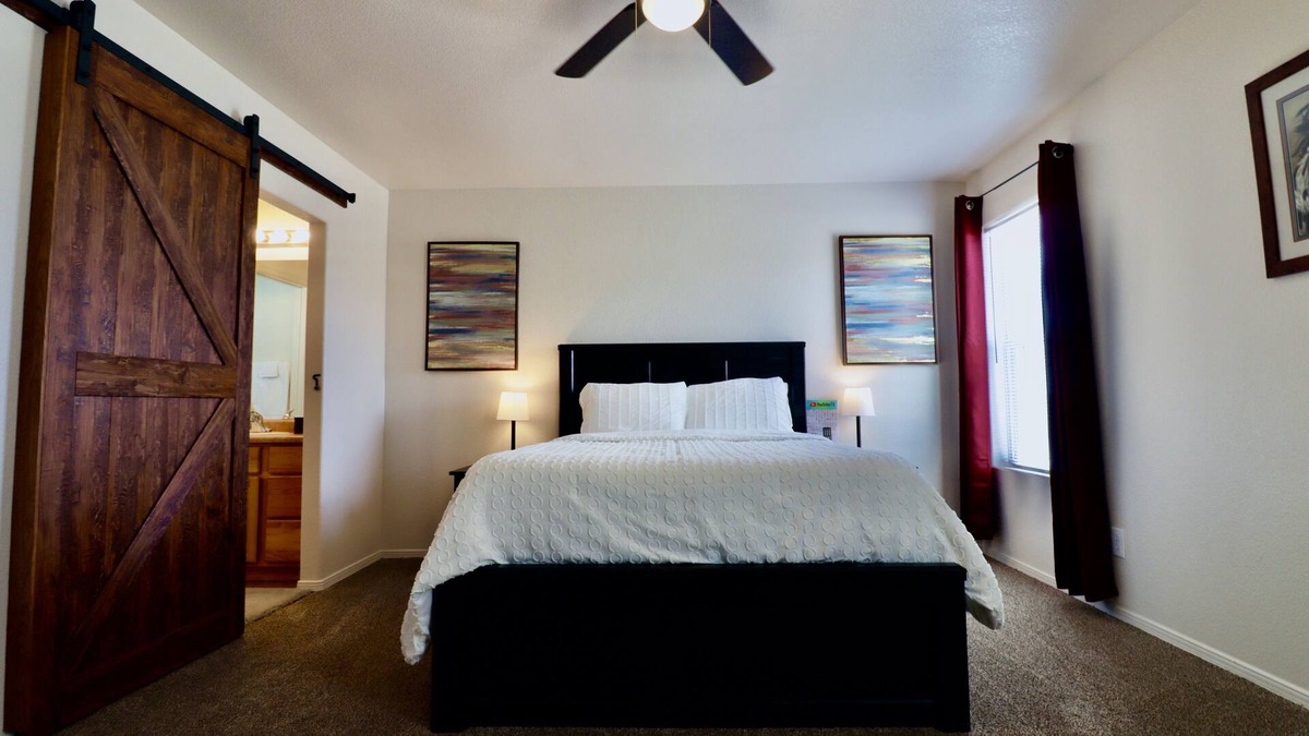 Las Cruces House | Stunning 3 BR home, cul-de-sac, w/basketball goal + garage gym