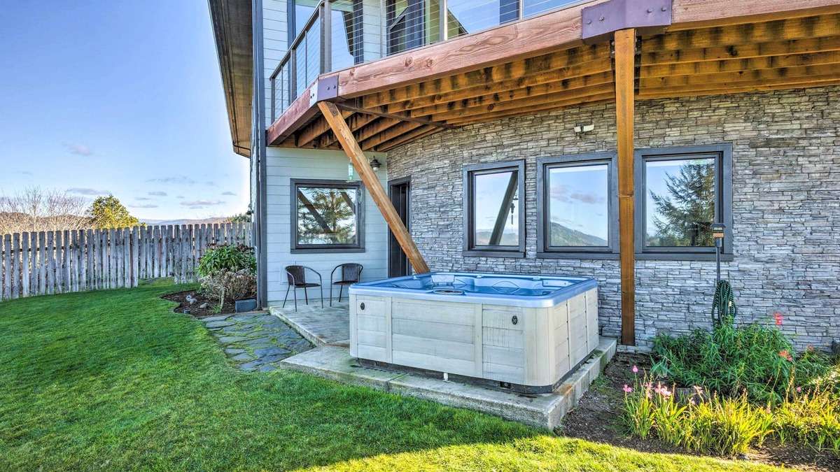 Smith River Apartment | Stunning 360 Ocean Views, Near Redwoods NP!