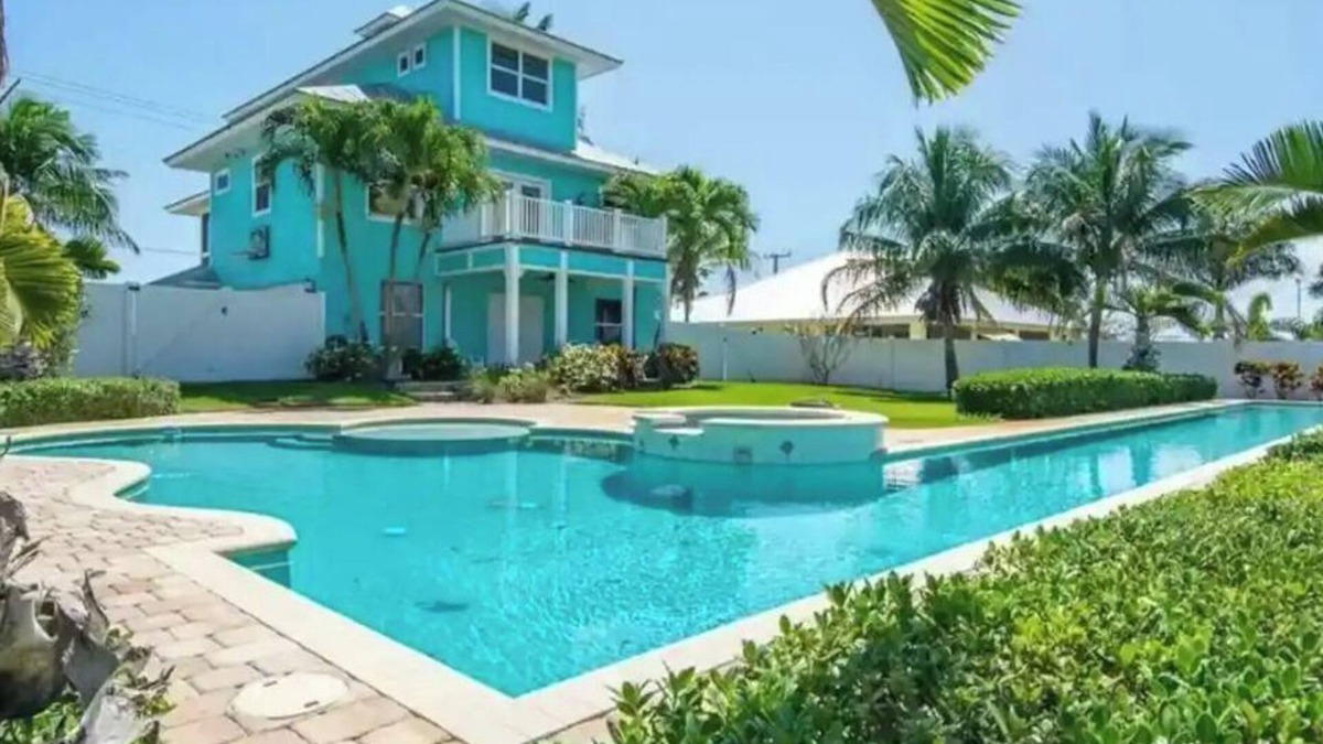 Jensen Beach House | Stunning 4/3 w/Heated Pool, Water View & Arcade!