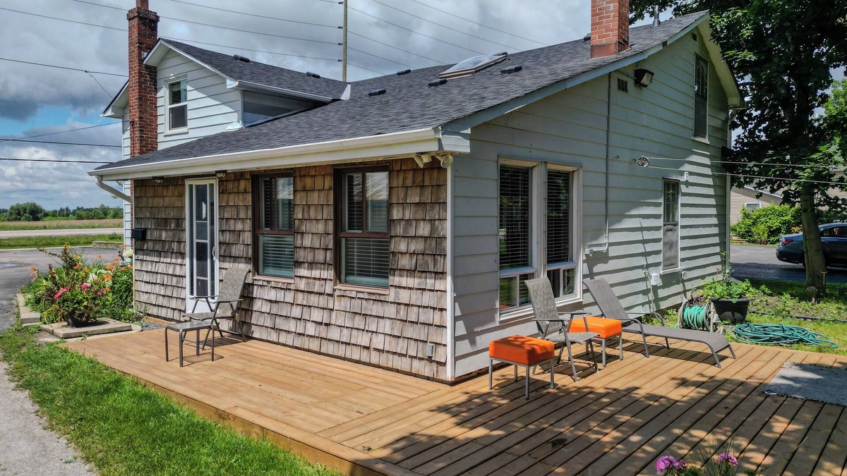 Vaughan House | Stunning 4 Bed 2 Bath Farm Home - On 2.5 Acres - Fully Furnished with WIFI!