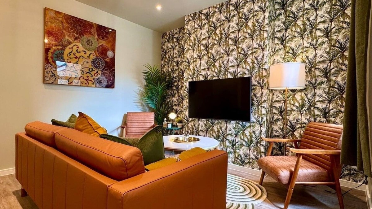 Poole House | Stunning 4-Bed Home - 10 mins to Sandbanks Beach