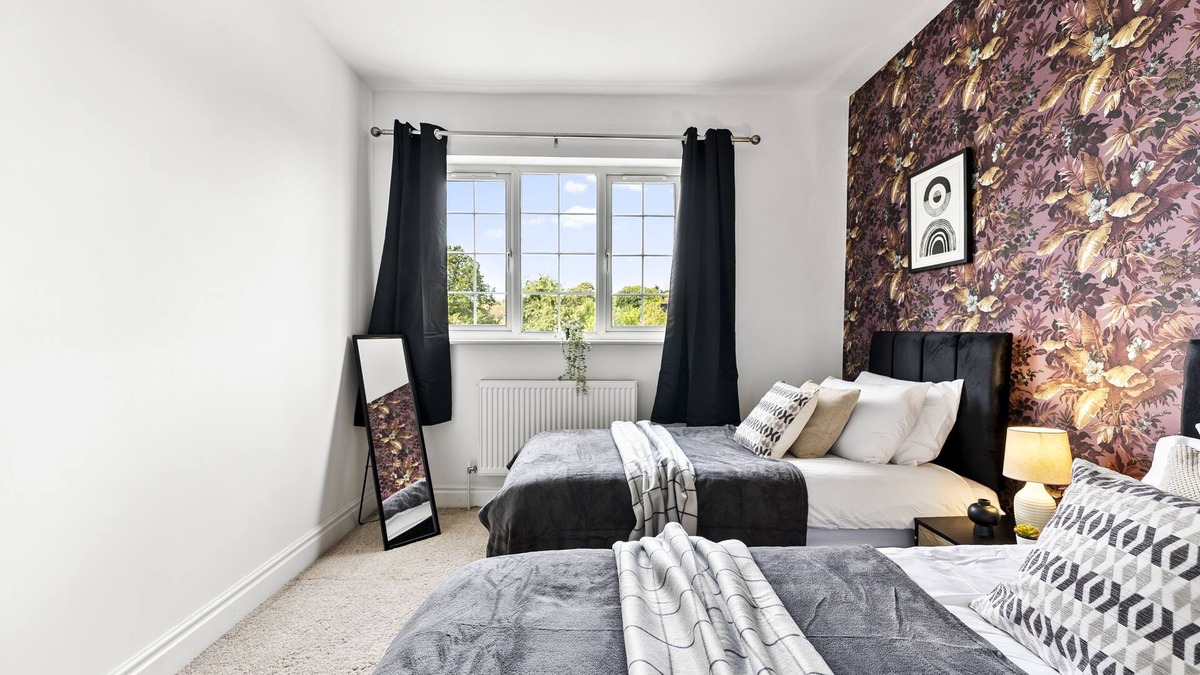 Cheltenham House | Stunning 4 Bed House - Sleeps 12