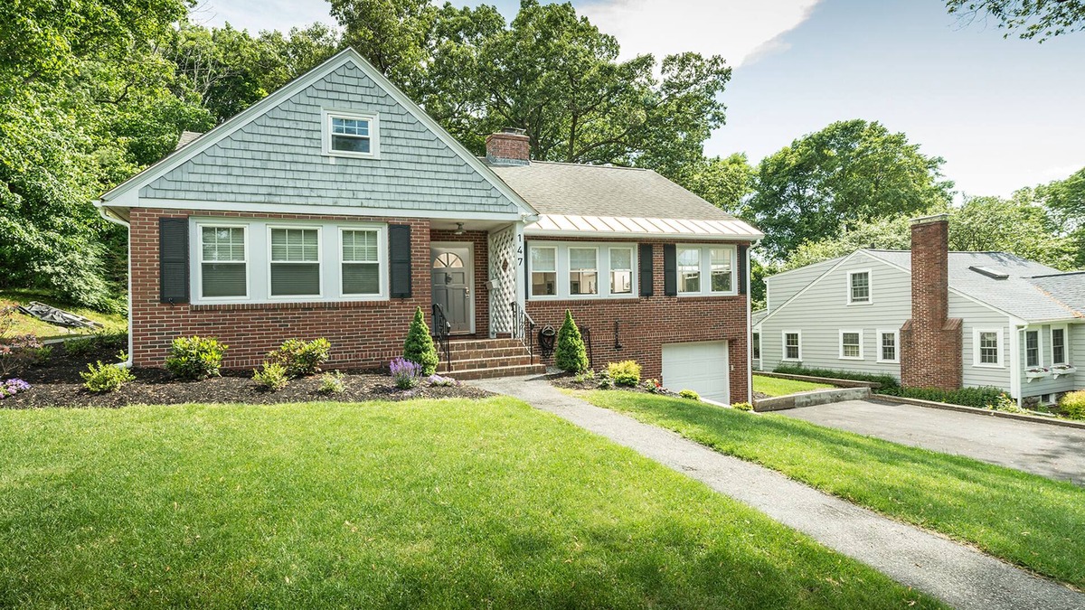 Andover House | Stunning 4 Bedroom,2.5 Baths abuts Phillips Academy, walk to Town and Train