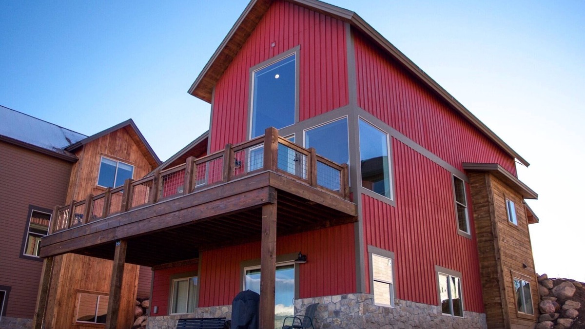 Fraser House | Stunning 4 bedroom/5 bath 3400 square foot home with awesome Mountain View’s