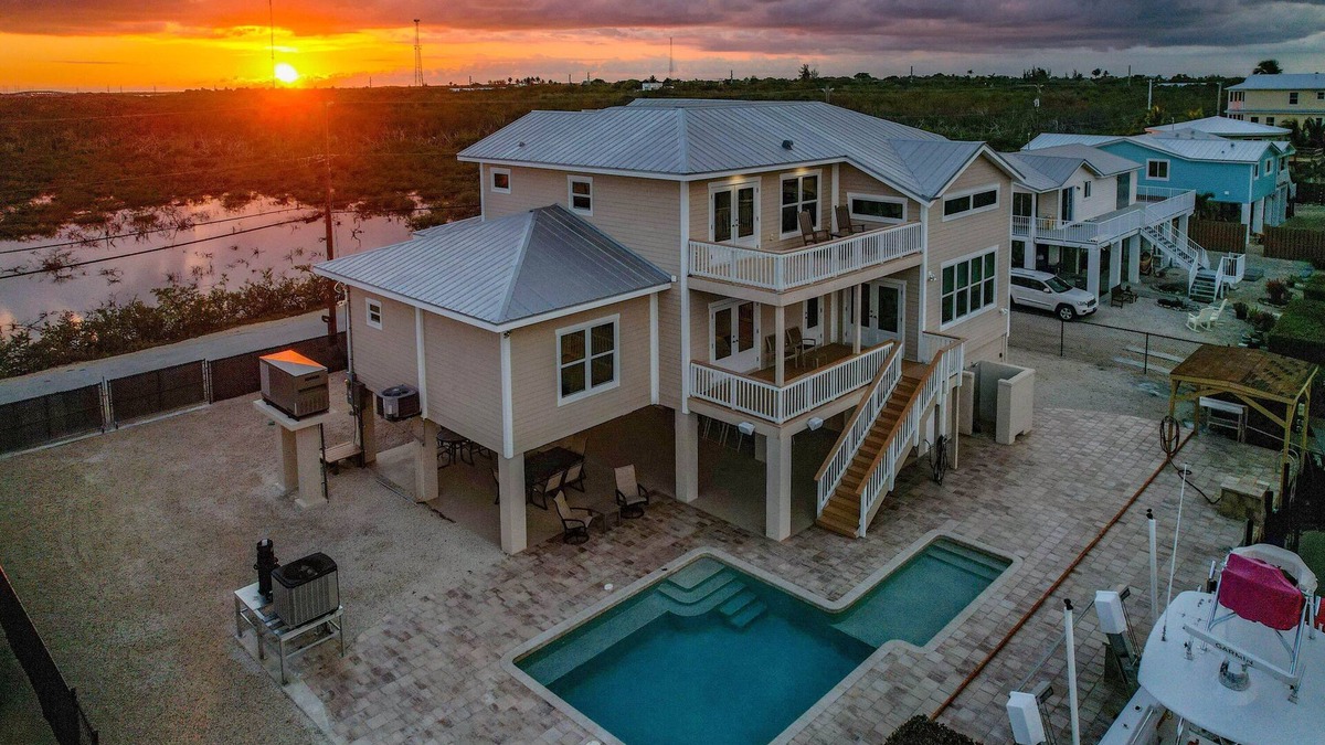 Breezeswept Beach Estates House | Stunning 4 Bedroom 5.5 Bath pool home with Sunset Views!