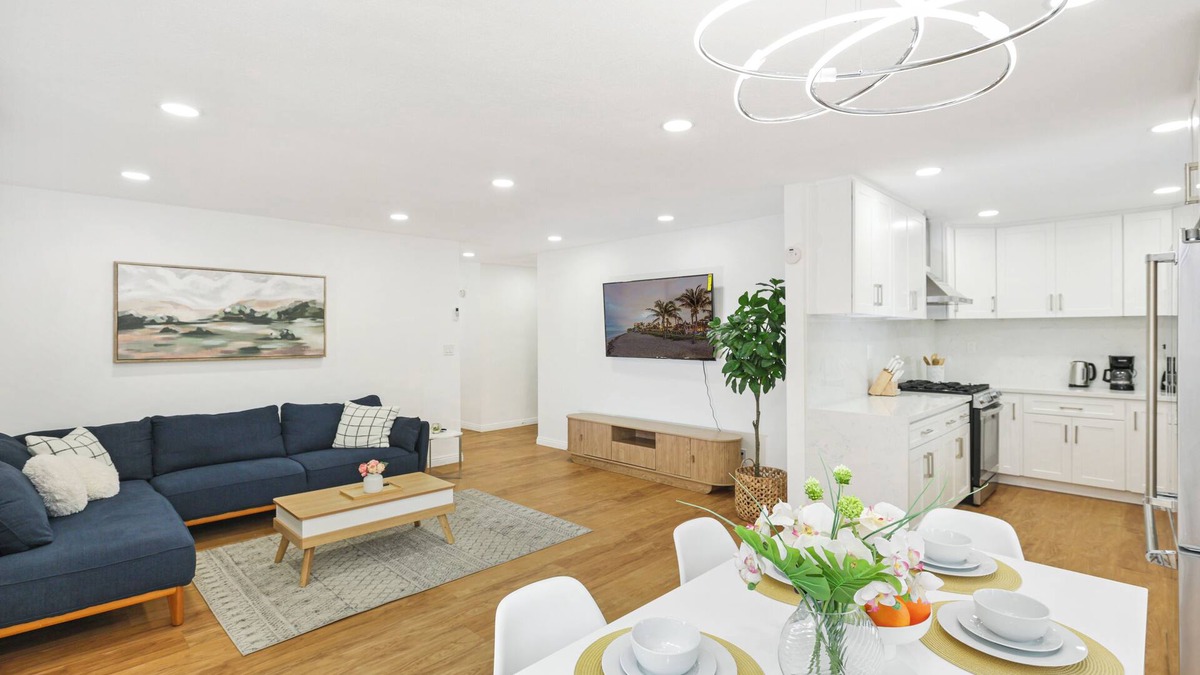 Riverview West House | Stunning 4-bedroom house in charming Santa Ana with fully fenced yard