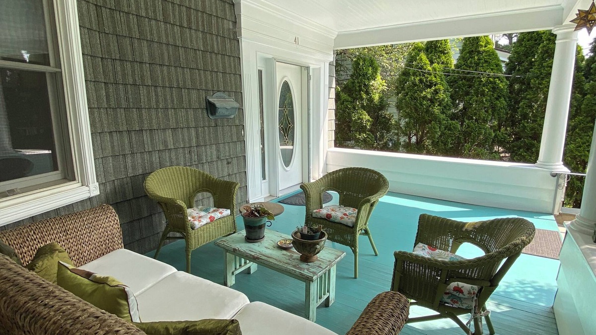 New Rochelle House | Stunning 4-Bedroom, 2-Kitchen Home w/Attic – 38 Minutes from NYC by Train