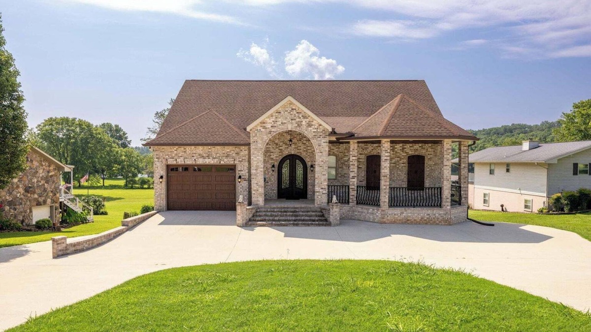 Spring City House | Stunning 4 bedroom lake front home in Spring City, Tennessee with all amenities.