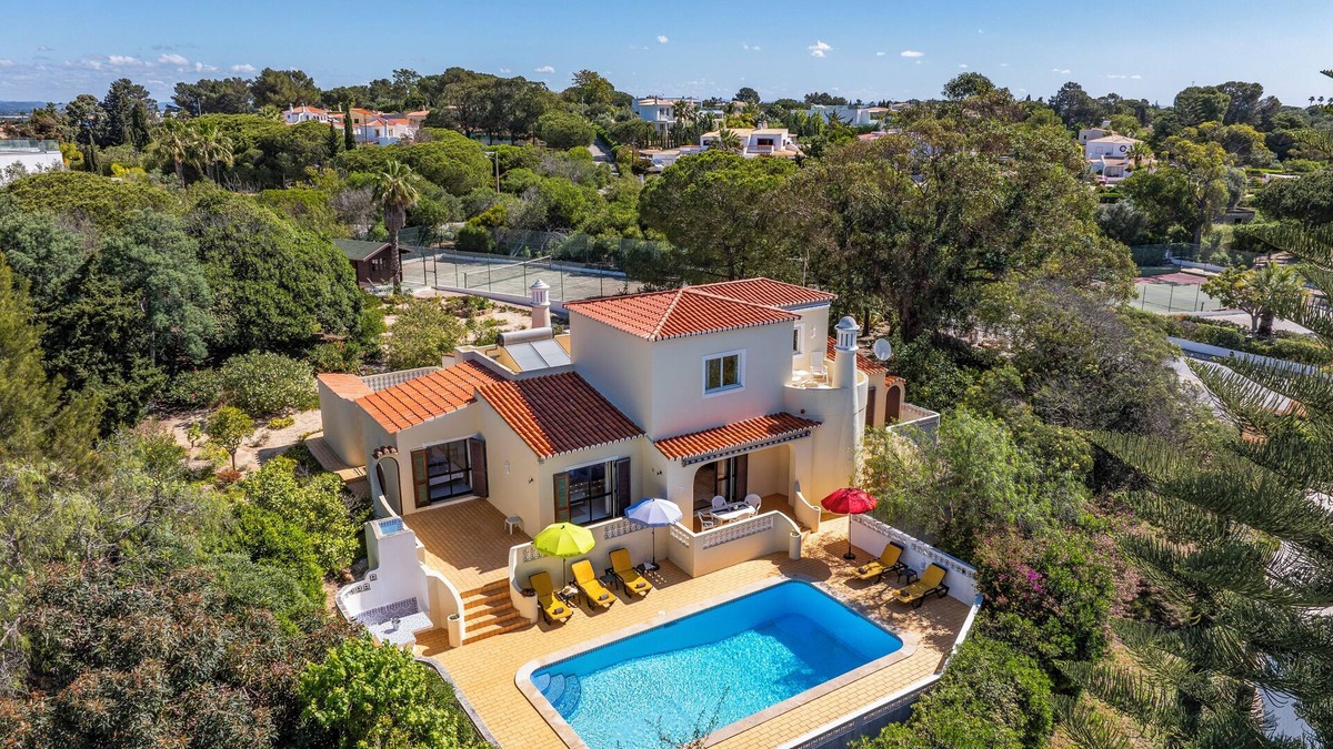 Carvoeiro House | Stunning 4 bedroom villa with heated pool and sea views in exclusive area