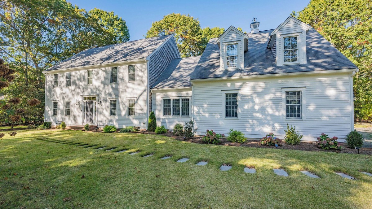 Forestdale House | Stunning 4BD sleeps 12, 2.5BA, AC, 1/2mile to Snake Pond