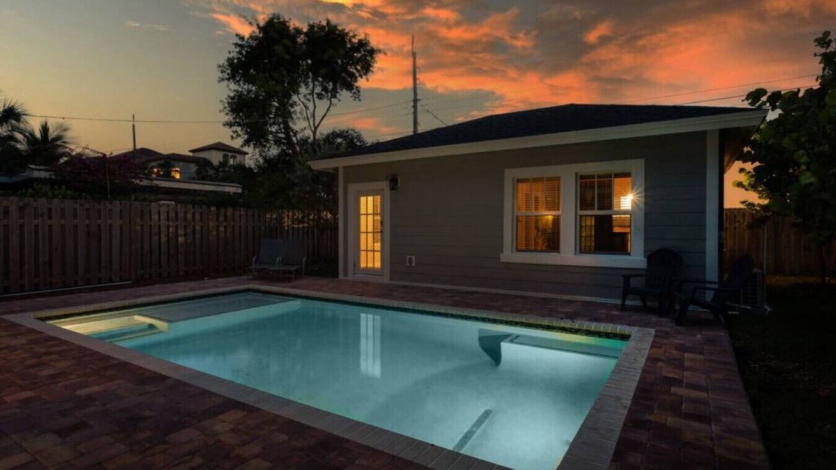 Mango Groves House | Stunning 4BR 3BA Cottage Heated Pool 5 Min to Beach