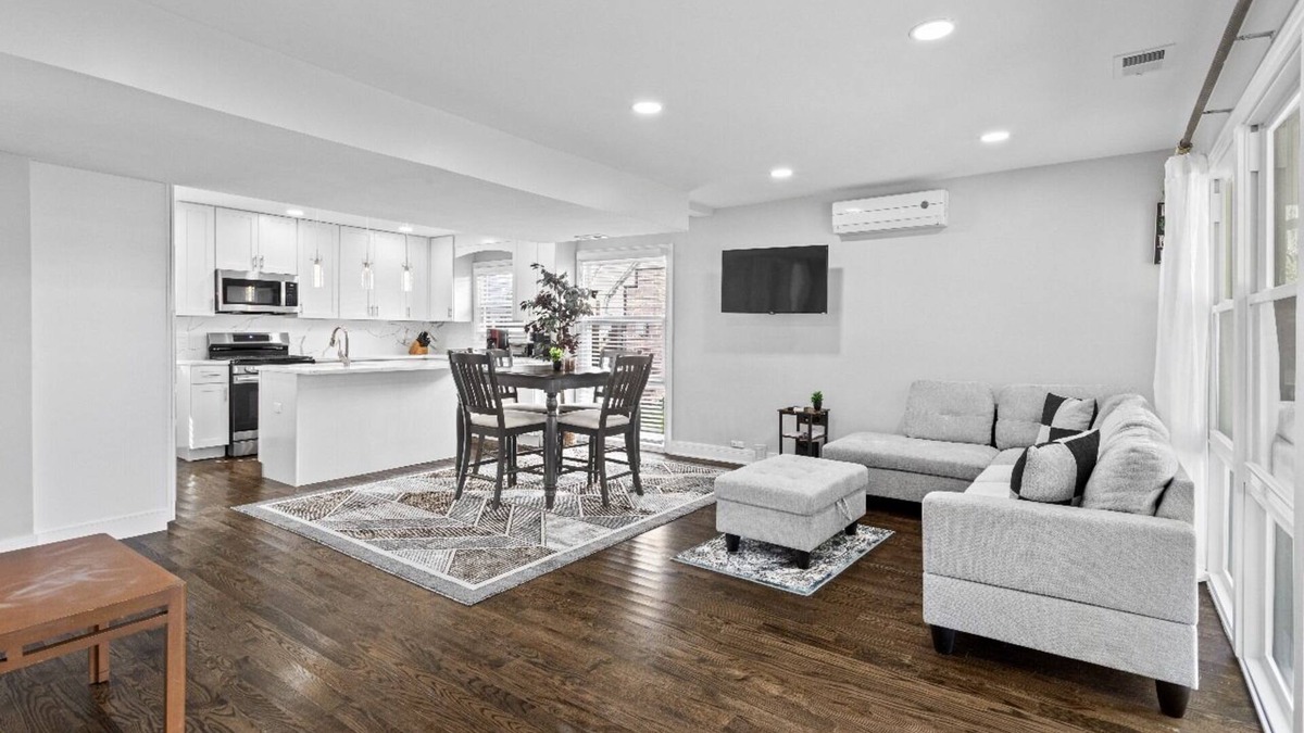 Skokie House | Stunning 4BR Skokie House with Laundry & Backyard