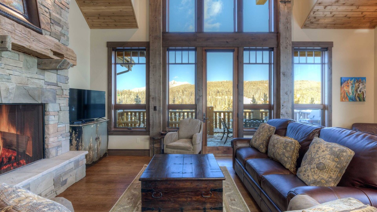 Big Sky House | Stunning 5 Bedroom 5.5 Bath Home, Private Hot Tub, Ski in/out, & Lodge Access