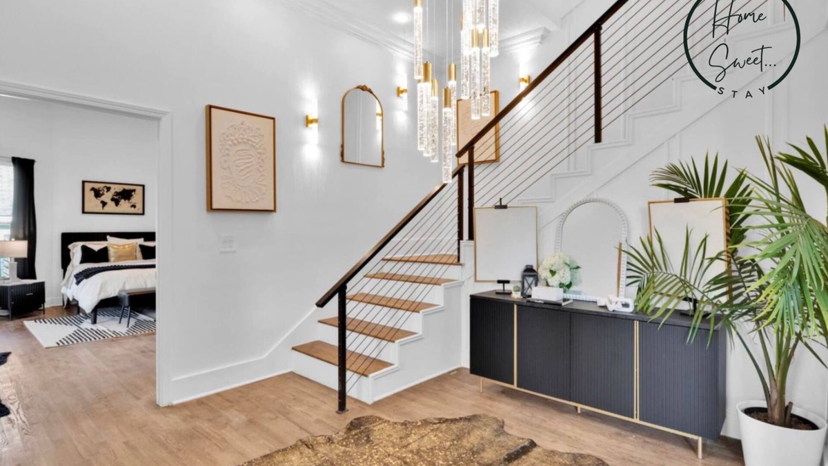 East Point House | Stunning, 5-Bedroom 7-Minutes from Airport in College Park Area of Atlanta