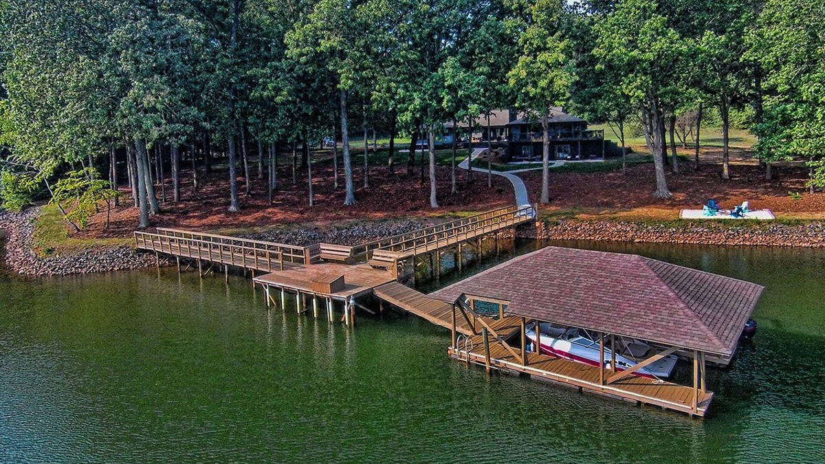Mayhew House | Stunning 5 Bedroom Private Lakefront Getaway on 3 Acres with 420 Ft on the Lake