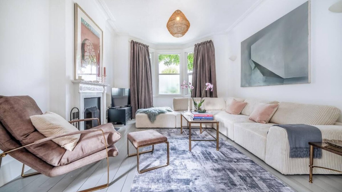 Brent House | Stunning 5BD with private garden & parking access