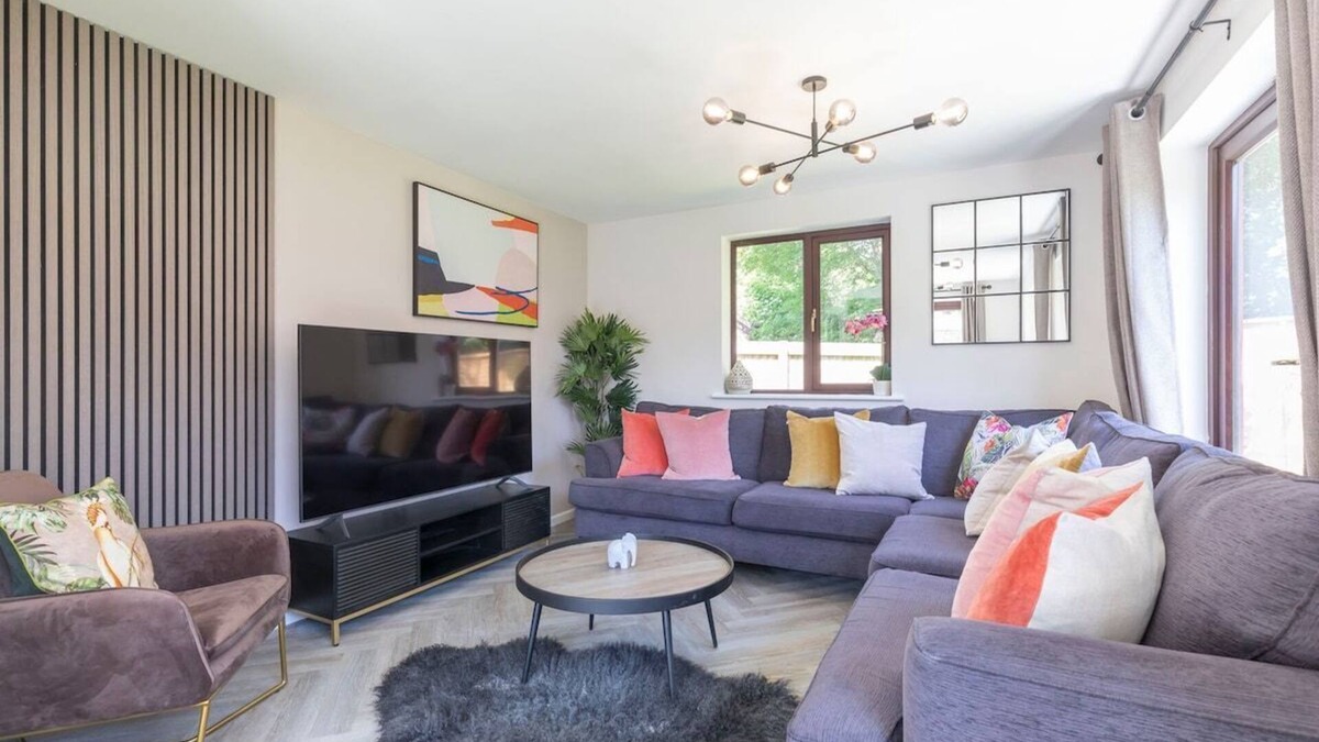 Cheltenham House | Stunning 6-Bed Home in Cheltenham with Hot Tub