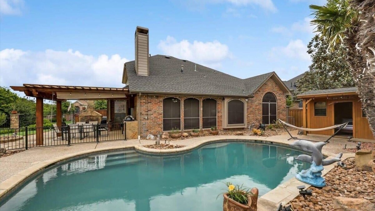 Rowlett House | Stunning 6BR, Pool - Great for Big Groups