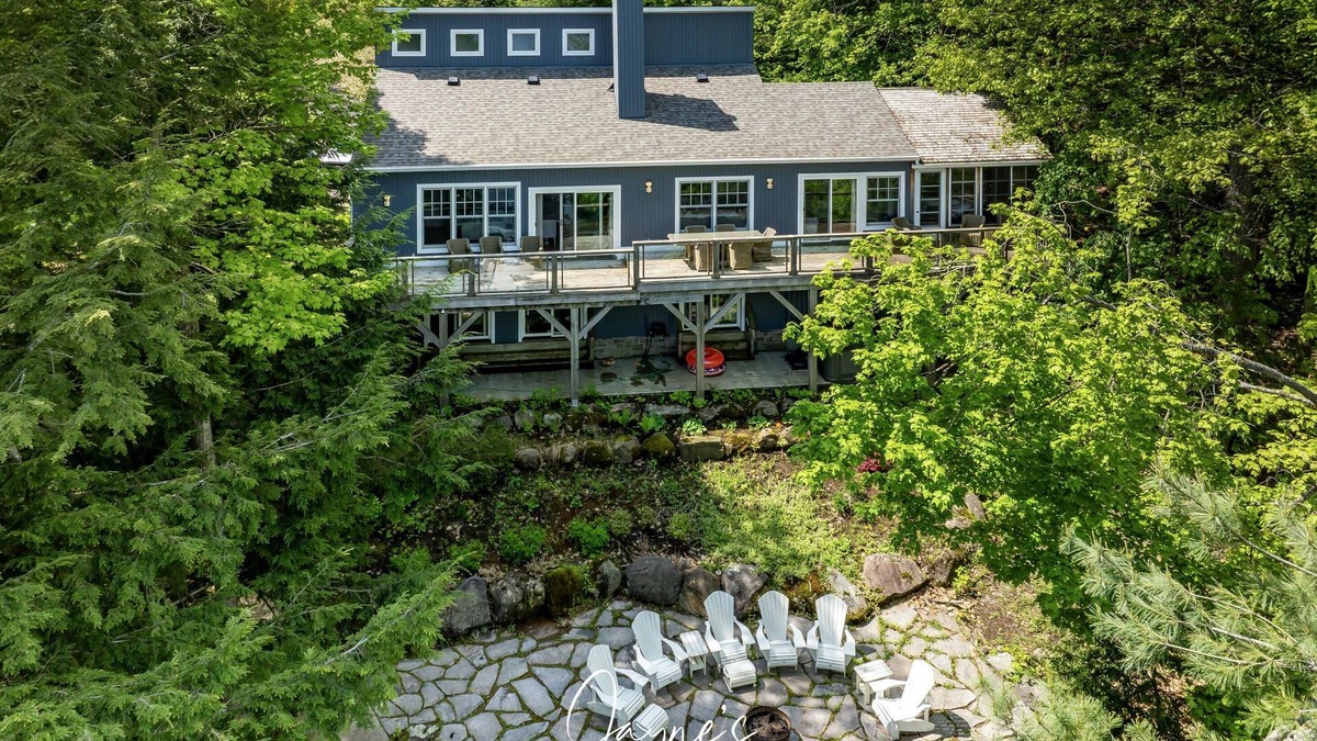 Muskoka Lakes Cottage | Stunning 7 bed 5 bath property on Lake Muskoka! Boathouse! Bunkie! Hot Tub!
